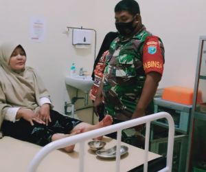 Pelopori Tugas Babinsa, Praka Syarif Anwar Bantu Warga Kecelakaan Tunggal