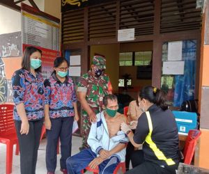 Sukseskan Giat Vaksinasi Babinsa Perbatasan, Semangat Lakukan Pendampingan