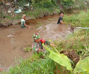 Bersama Masyarakat, Babinsa Setapuk Kecil Kerja Bakti Pembersihan Aliran Sungai