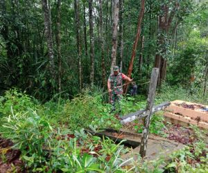 Babinsa Jagoi Babang Bersama Masyarakat Binaan Gotong Royong Bersihkan TPU