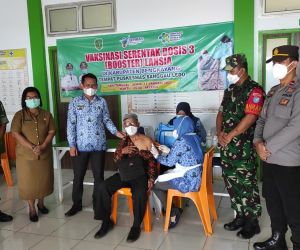 Danramil 1202-02/Sanggau Ledo Bersama Kapolsek Pantau Vaksinasi Booster di Wilayah