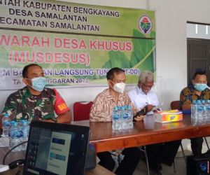 Pendampingan Pembagian BLT-DD, Babinsa Samalantan Terapkan Protokol Kesehatan