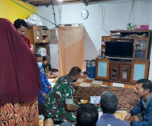 Kepedulian Di Wilayah, Serda Sulaiman Melayat Kerumah Duka Korban Tenggelam Di Sungai