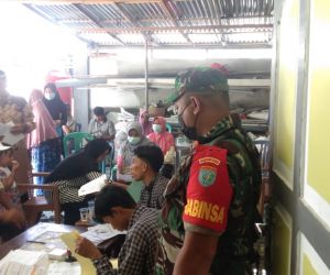 Babinsa Dampingi Dan Berikan Pengamanan Pada Pembagian Kartu Tani