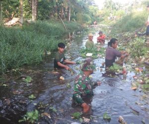 Babinsa Bersama Masyarakat Gotong Royong Bersihkan Sampah di Aliran Sungai