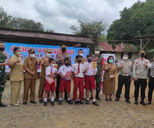 Pjs. Danramil Sanggau Ledo Berikan Pendampingan Dan Rasa Nyaman Vaksin Anak Usia Dini