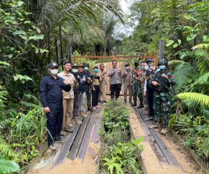 Pastikan Batas Negara Aman, Babinsa Jagoi Babang Bersama Instansi Terkait Patroli CIQS