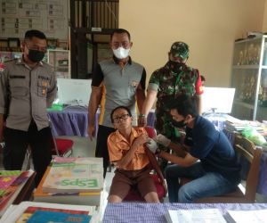 Babinsa Koramil 1202-03/Sungai Raya Dampingi Vaksinasi Anak di SDN 06 Desa Binaan