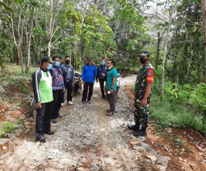 Babinsa Koramil Sanggau Ledo Cek Lokasi Pembangunan Jalan Telpord Pertanian