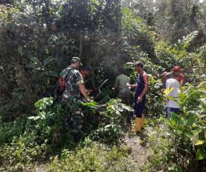 Yakinkan Batas Desa Aman, Babinsa Dampingi Pengukuran Batas Patok Antar Desa Babane