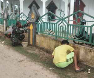 Peduli Dengan Rumah Ibadah, Babinsa Bersama Masyarakat Gotong Royong Cat Pagar Masjid