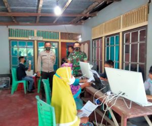 Tanggap Bencana, Babinsa Koramil 1202-05/Singbar Evakuasi Korban Banjir