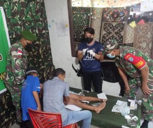 Peran Aktif Babinsa Perbatasan, Dampingi Bakti Sosial Sunatan Massal