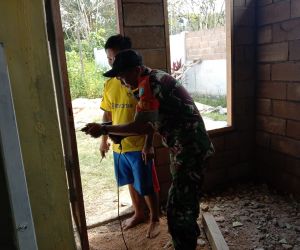 Manunggal Bersama Rakyat, Babinsa Jagoi Babang Bantu Warga Bangun Rumah