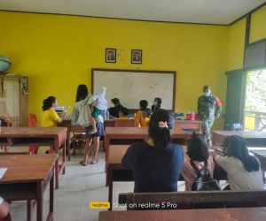 Babinsa 1202-03/Sry Kawal Vaksinasi Anak Usia Dini di Sekolah Dasar Negeri
