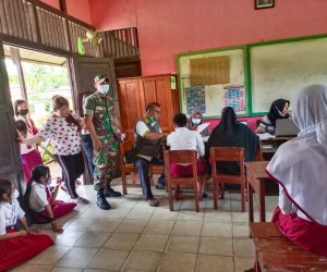 Peduli Kesehatan Generasi, Serda Pujianto Babinsa Koramil 1202-03/Sry Kawal Vaksinasi