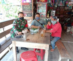 Melalui Komsos, Babinsa Ajak Warga Sukseskan Vaksinasi dan Tetap Patuhi Prokes