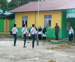 Jadi Pemimpin Upacara, Babinsa Karimunting Berikan Semangat Patriotisme Kepada Pelaja