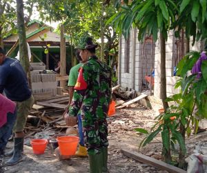 Bangun Surau Al-Amin : Babinsa Koramil 1202-05/Singbar Sering Bantu Masyarakat