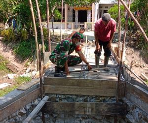 Bangun Kebersamaan, Babinsa Koramil 1202-03/Sry Bantu Pembangunan Jembatan