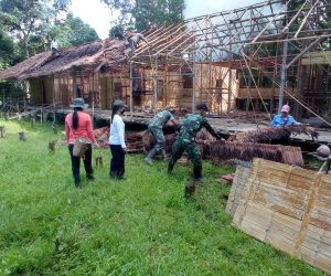 Babinsa Bersama Warga Gotong-royong Pembersihkan Rumah Adat Suku Bidayuh