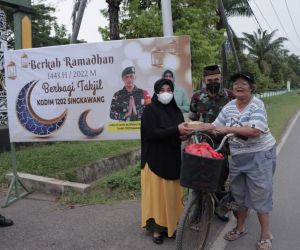 Kodim 1202/Singkawang  Bersama Persit Berbagi Takjil Menjelang Berbuka Puasa