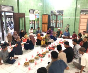 Jalin Silaturahmi, Babinsa Karimunting Buka Bersama Dengan Organisasi Pemuda di Desa Binaan