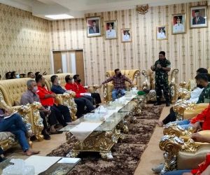 Melawi , Kalbar- Ketua Dewan Adat Dayak ( DAD) Kabupaten Melawi Drs.Kluisen beserta sejumlah kepengurusan ormas Dayak Kabupaten Melawi menerima kedatangan Komandan Korem 121/ABW Brigjen TNI Dr Ronny, S.A.P., M.M di Pendopo rumah jabatan Bupati Melawi Juma