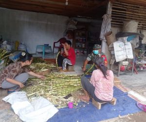Babinsa Perbatasan, Komsos Bersama Petani Tebu Di Jagoi Babang