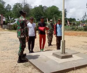 Babinsa Perbatasan, Latih Siswa/i SMA Cara Pengibaran Bendera