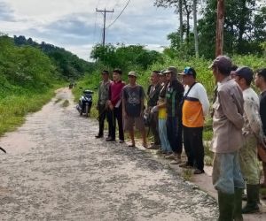 Jumat Bersih, Babinsa Bersama Warga Desa Rukmajaya Kerja Bakti Bersihkan Jalan