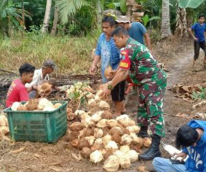Keakraban dengan warga babinsa lakukan komsos di wilayah desa binaan