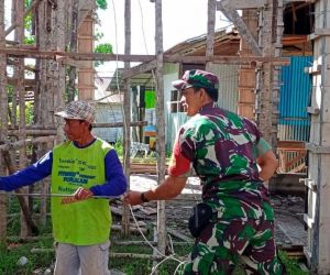 Tidak Memandang Profesi, Babinsa Koramil 1202-03/Sungai Raya Laksanakan Komsos dengan Pekerja Bangunan