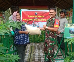 Babinsa Koramil 1202-03/Sui raya Salurkan Beras Bantuan Dari Pangdam XII/TPR Kepada Warga Kurang Mampu Dan Yang Membutuhkan