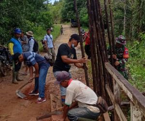 Perbaiki jalan dan jembatan putus, Babinsa kodim 1202 - 04/ Seluas, turun langsung.