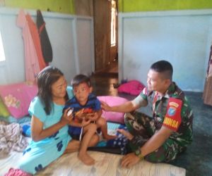 Besuk Warga Yang Sakit, Wujud Kepedulian Babinsa 1202 - 03/Sry Kepada Warga Binaannya