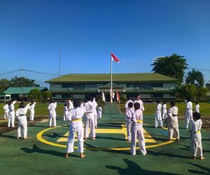 Antusias dan semangat generasi muda ikut Uji kenaikan sabuk di Makodim 1202/skw