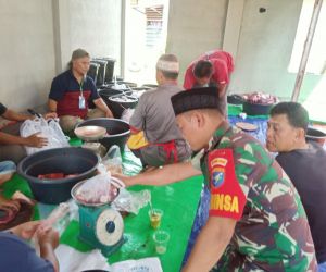 Babinsa kodim 1202-03/ Sry Bantu Warga Sembelih Hewan Qurban