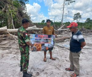Melalui Komsos, Babinsa 1202-09/Jgb Sosialisasi Bahaya Karhutla Di Wilayah Desa Binaan