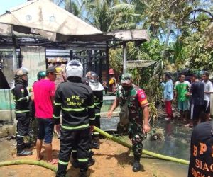 Bentuk kepedulian ke masyarakat Babinsa 1202-08/sedau Bantu korban Kebakaran