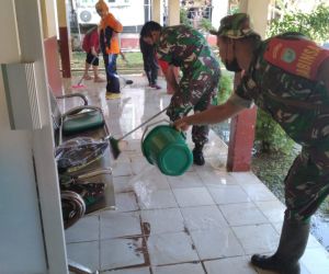 Babinsa Kodim 1202-05/Koramil Kota gotong royong bersihkan sisa Lumpur Banjir kemarin