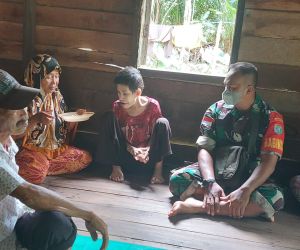 Bentuk kepedulian Babinsa 1202-03/SRY Dampingi Evakuasi Orang Dalam Gangguan Jiwa ( ODGJ) Ke Rumah Sakit