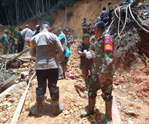 Kodim 1202/Singkawang Dan Polres Bengkayang bantu evakuasi korban longsor di lokasi PETI (Penambangan Emas Tanpa Ijin)
