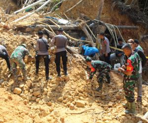 Kodim 1202/Skw dan tim gabungan lakukan pencarian korban longsor di lokasi PETI di hari ke 2
