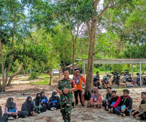 Babinsa 1202-03/Sry berikan Materi Bela Negara pada mahasiswa STIT