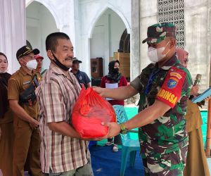 Babinsa 1202-03/SRY Dampingi Forkopimda Serahkan Bansos pada Masyarakat