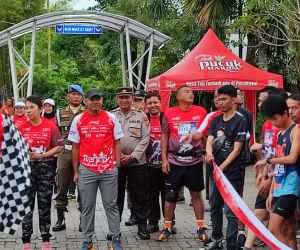 Dalam rangka HUT 77 TNI Dandim 1202/Skw bersama Forkompimda kota Singkawang buka lomba lari 10 K dan 5 K