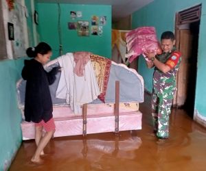 Babinsa Koramil 1202-03/SRY Bantu Korban Banjir Di Desa Binaannya