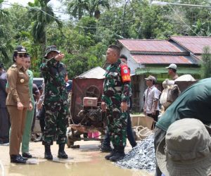 Usai Upacara Pembukaan,Dandim 1202/Skw Beserta Rombongan Cek Lokasi TMMD Regtas ke 115