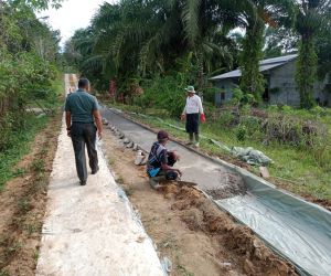 Beri Semangat Tim Satgas dan Warga, Dandim 1202/Singkawang Tinjau Lokasi TMMD 115